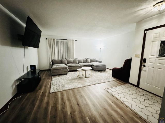 2926 SW Arrowhead RD, Topeka, KS 66614