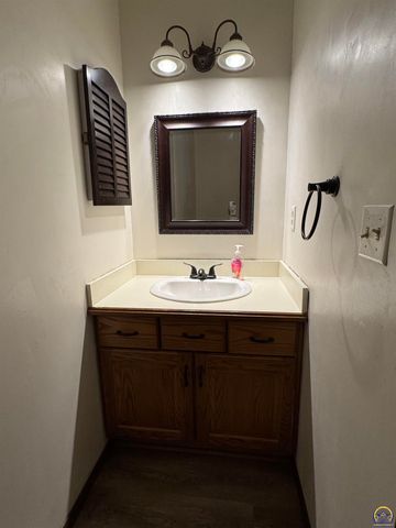 2926 SW Arrowhead RD, Topeka, KS 66614