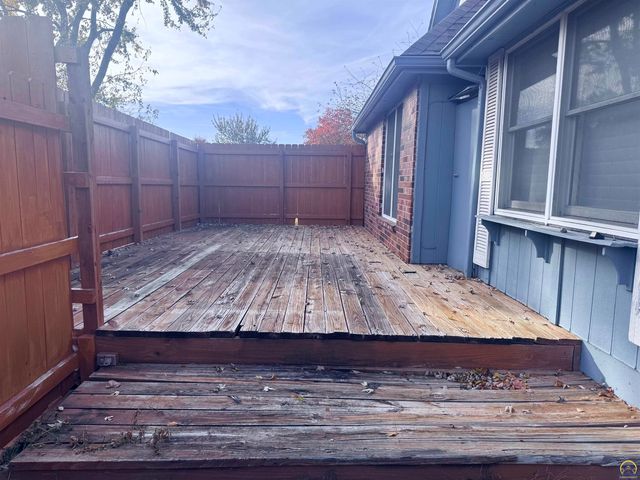 2926 SW Arrowhead RD, Topeka, KS 66614