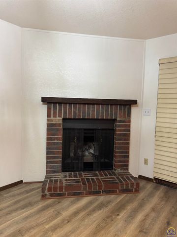 2926 SW Arrowhead RD, Topeka, KS 66614