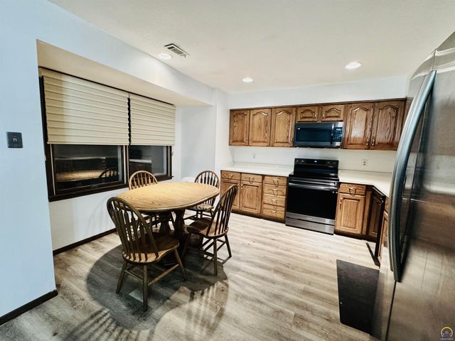 2926 SW Arrowhead RD, Topeka, KS 66614