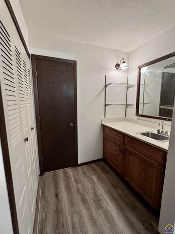 2926 SW Arrowhead RD, Topeka, KS 66614