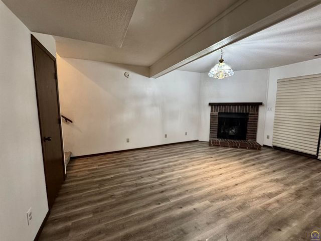 2926 SW Arrowhead RD, Topeka, KS 66614