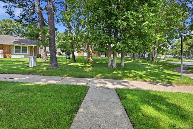 232 Blackpool Court F, Ridge, NY 11961