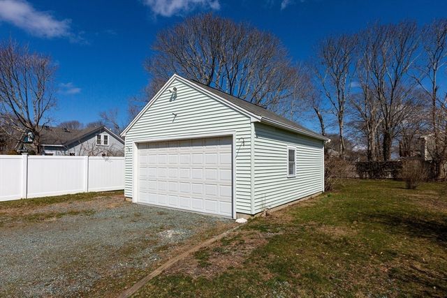 58 Chase St, Barnstable, MA 02601