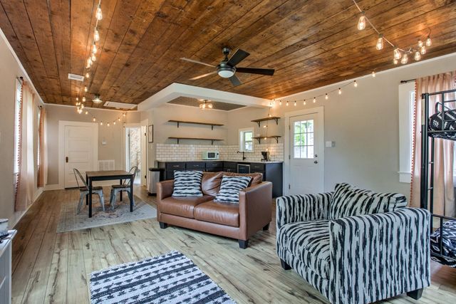 804 Howard ST, Taylor, TX 76574
