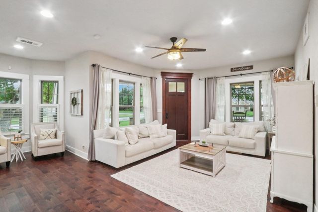 804 Howard ST, Taylor, TX 76574