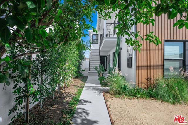 2046 Burnside Avenue, Los Angeles, CA 90016