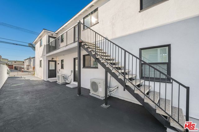 2046 Burnside Avenue, Los Angeles, CA 90016