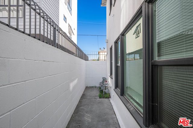 2046 Burnside Avenue, Los Angeles, CA 90016