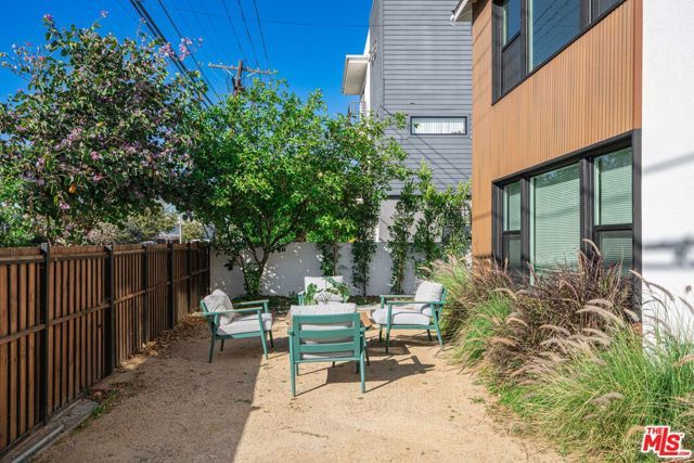2046 Burnside Avenue, Los Angeles, CA 90016