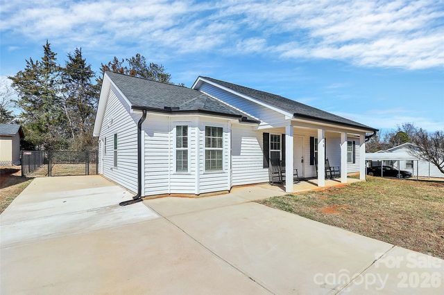 105 Ace Avenue, Dallas, NC 28034