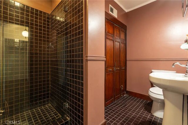 1900 Taft, Los Angeles, CA 90068