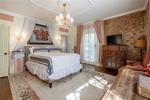 1900 Taft, Los Angeles, CA 90068