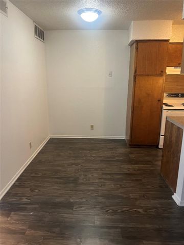 2803 Hemphill PARK B-110, Austin, TX 78705