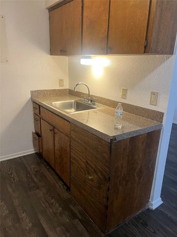 2803 Hemphill PARK B-110, Austin, TX 78705