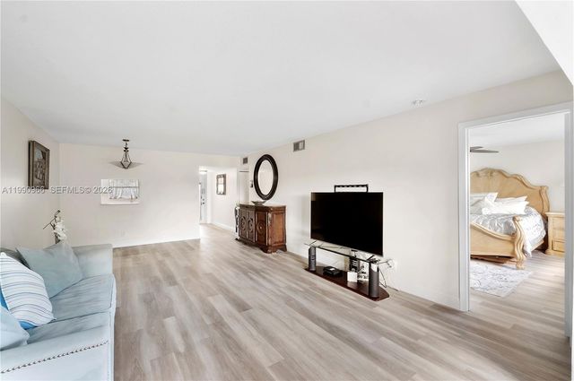 9201 Sunrise Lakes Blvd 304, Sunrise, FL 33322