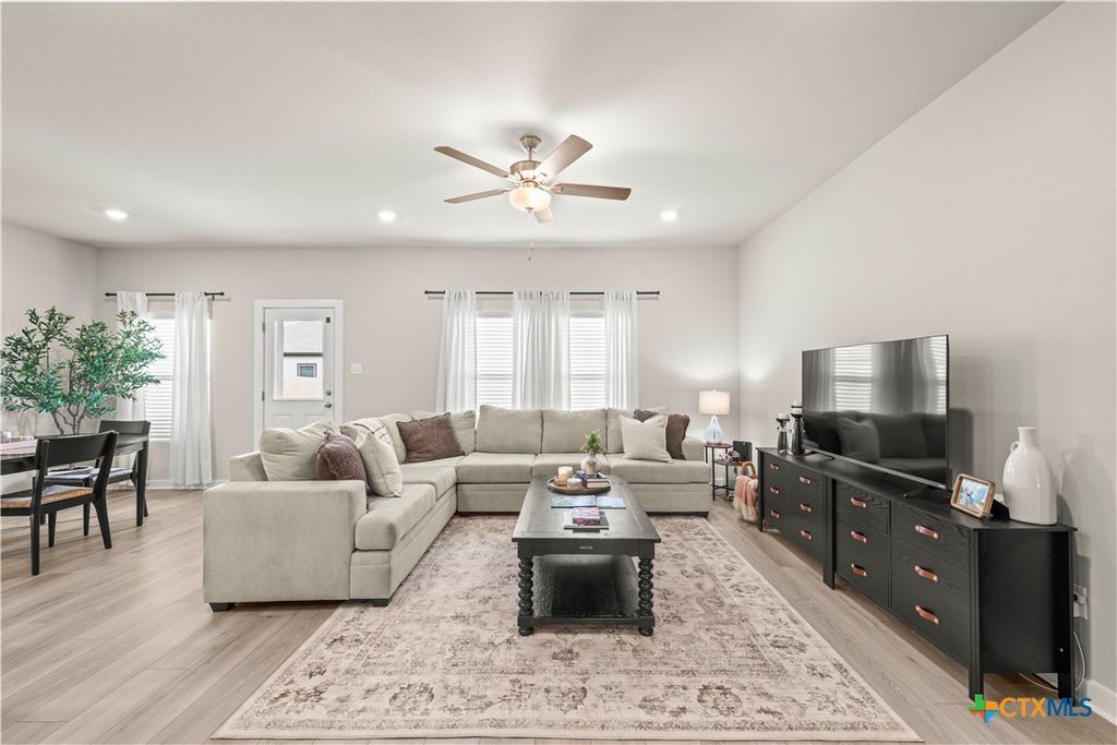 Image 10 of property listing at 237 Little Green Trail, Jarrell, TX 76537