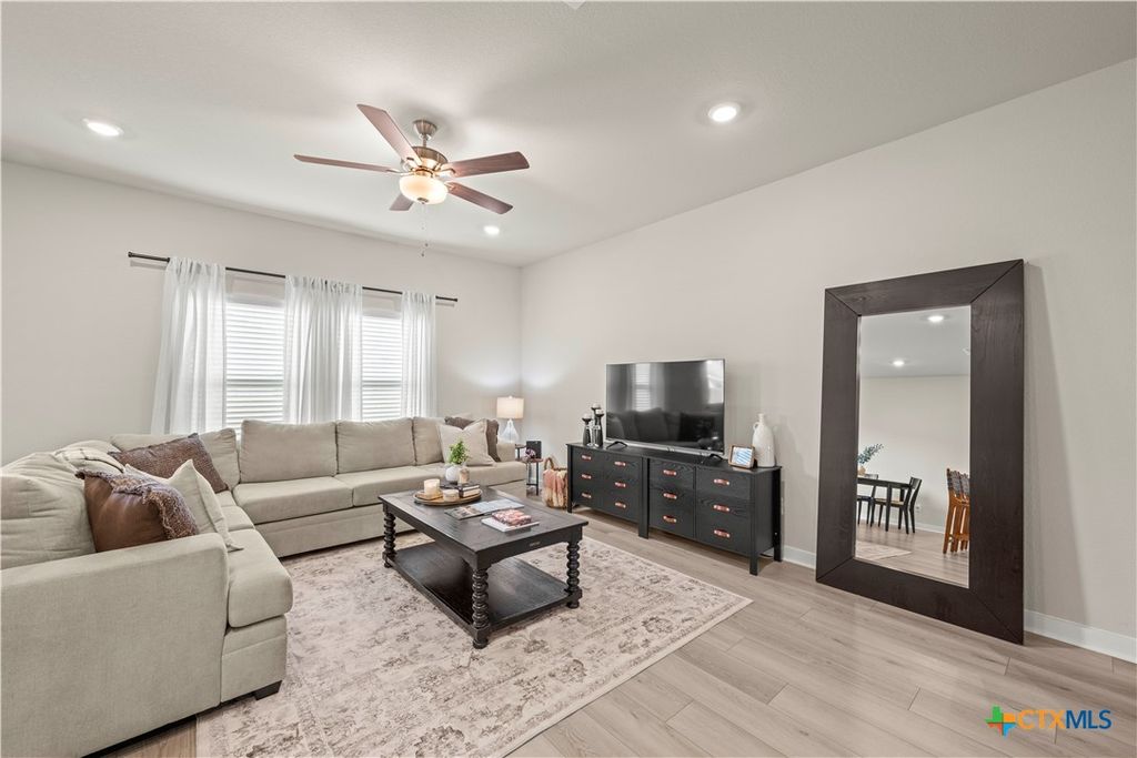 Image 11 of property listing at 237 Little Green Trail, Jarrell, TX 76537