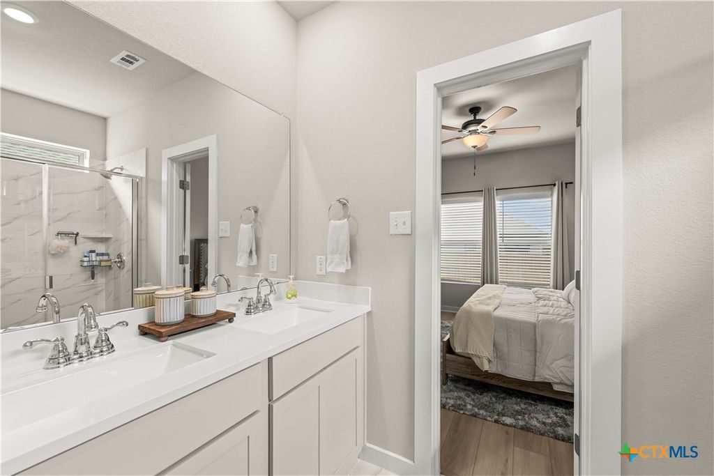 Image 15 of property listing at 237 Little Green Trail, Jarrell, TX 76537