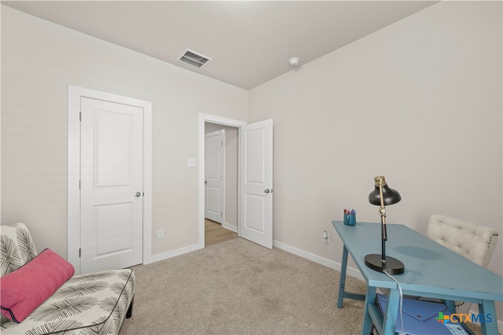 Image 21 of property listing at 237 Little Green Trail, Jarrell, TX 76537