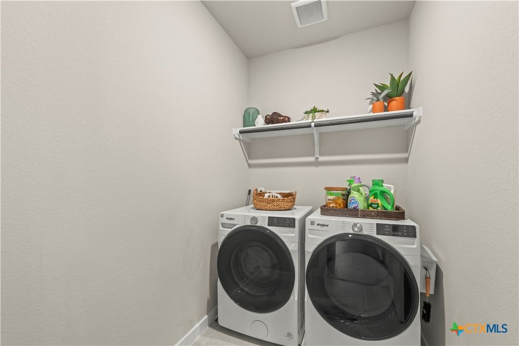 Image 25 of property listing at 237 Little Green Trail, Jarrell, TX 76537
