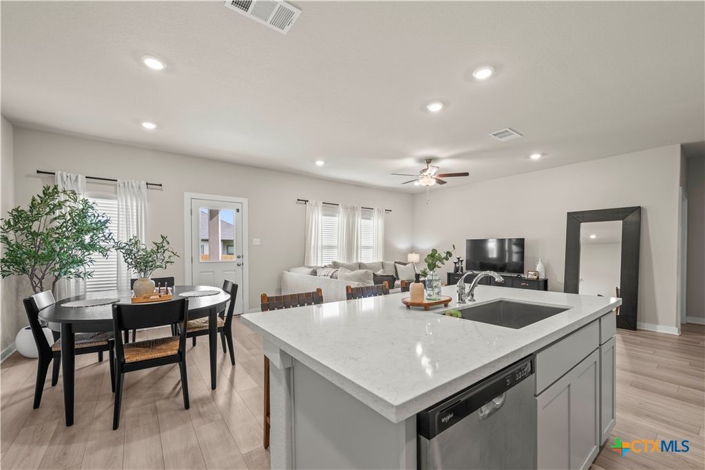 Image 7 of property listing at 237 Little Green Trail, Jarrell, TX 76537