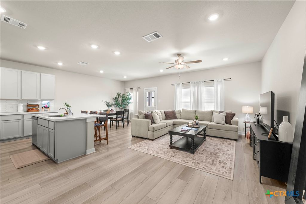 Image 9 of property listing at 237 Little Green Trail, Jarrell, TX 76537
