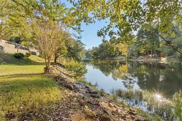 55 Rocky Circle NE, White, GA 30184