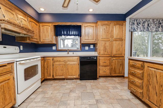 1442 N Lapham STREET, Oconomowoc, WI 53066