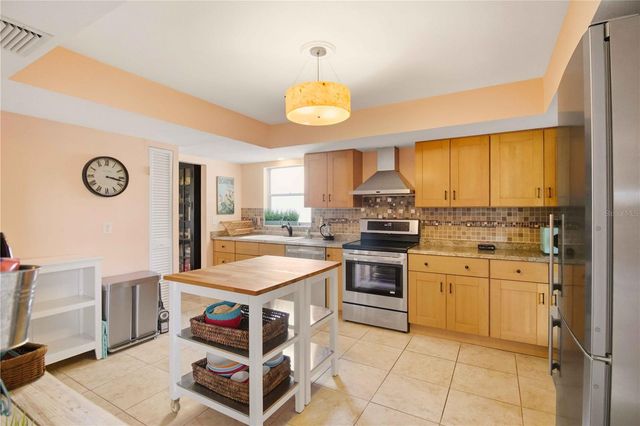 7354 W COUNTRY CLUB DRIVE N, Sarasota, FL 34243