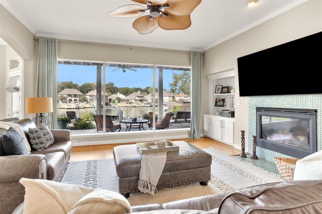 364 Bayshore Drive, Montgomery, TX 77356