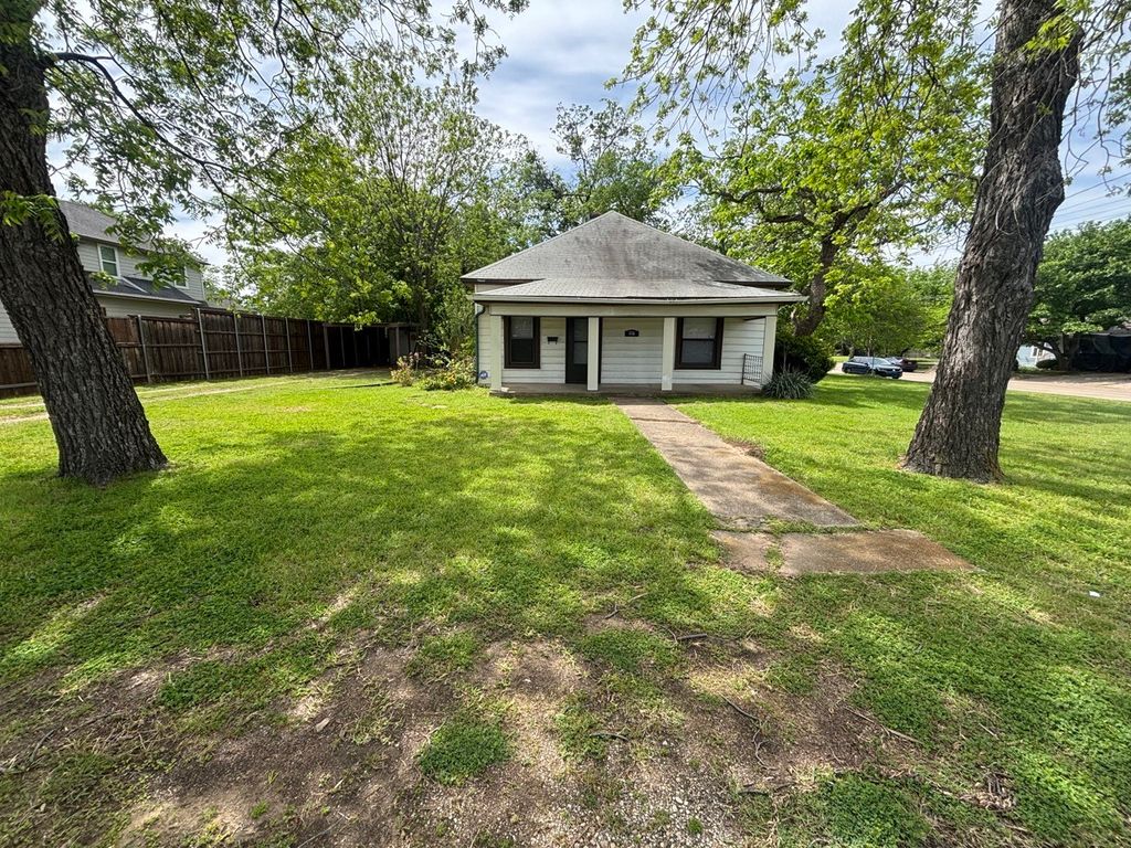 376 W Walters Street, Lewisville, TX 75057
