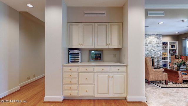 7987 HOLLYRIDGE Road, Jacksonville, FL 32256
