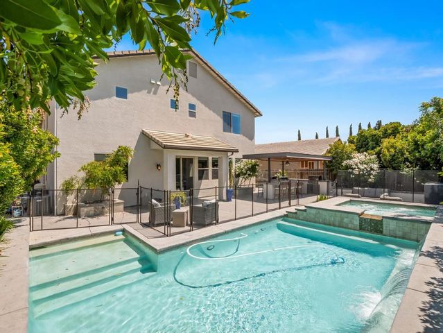 1229 E Via Roma Drive, Fresno, CA 93730