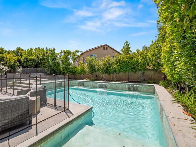 1229 E Via Roma Drive, Fresno, CA 93730