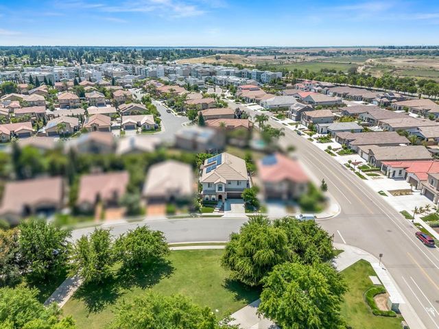 1229 E Via Roma Drive, Fresno, CA 93730