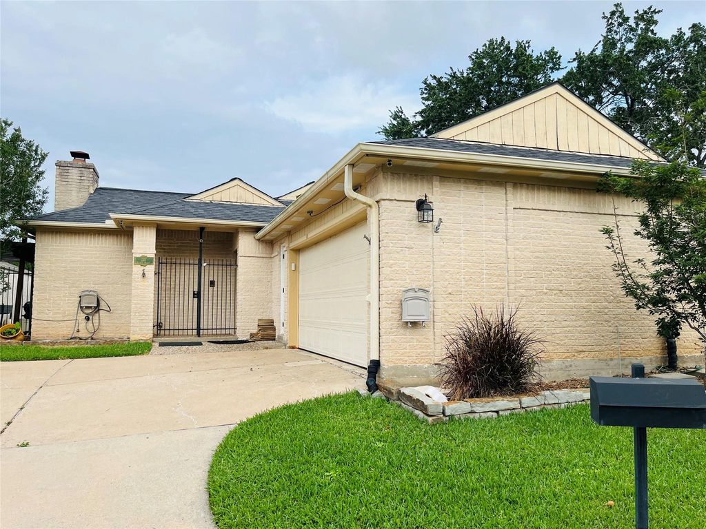 227 Essex Place, Stafford, TX 77477