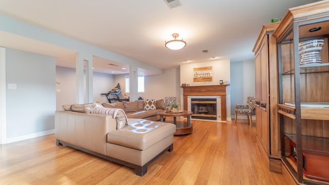 927 Woodhollow Drive, Schererville, IN 46375