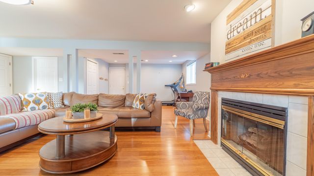 927 Woodhollow Drive, Schererville, IN 46375