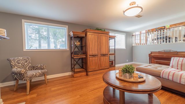 927 Woodhollow Drive, Schererville, IN 46375