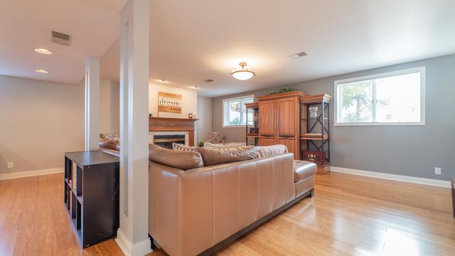 927 Woodhollow Drive, Schererville, IN 46375