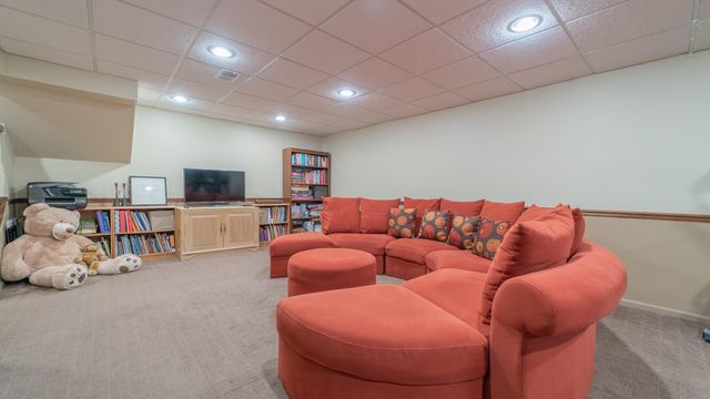 927 Woodhollow Drive, Schererville, IN 46375