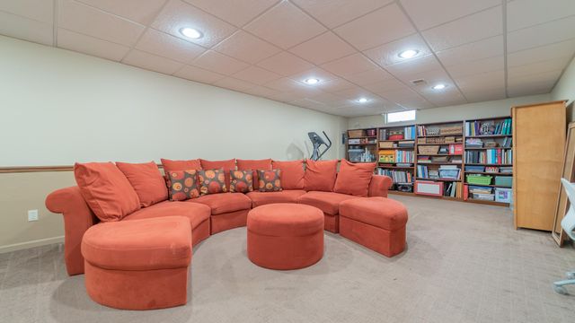 927 Woodhollow Drive, Schererville, IN 46375