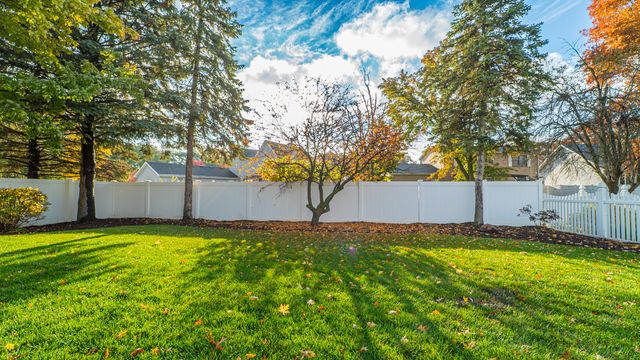 927 Woodhollow Drive, Schererville, IN 46375