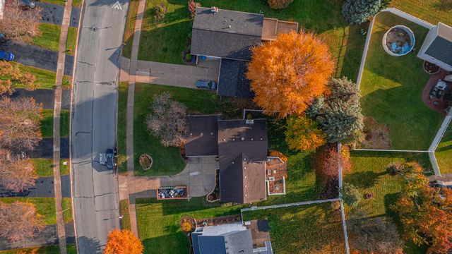 927 Woodhollow Drive, Schererville, IN 46375