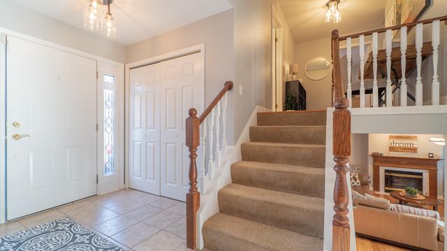 927 Woodhollow Drive, Schererville, IN 46375