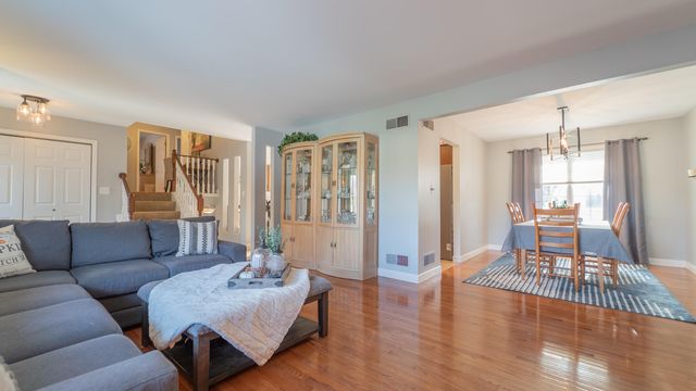 927 Woodhollow Drive, Schererville, IN 46375