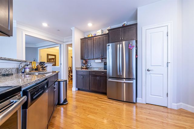 10 Braemoor Woods Rd Apt 300, Salem, NH 03079