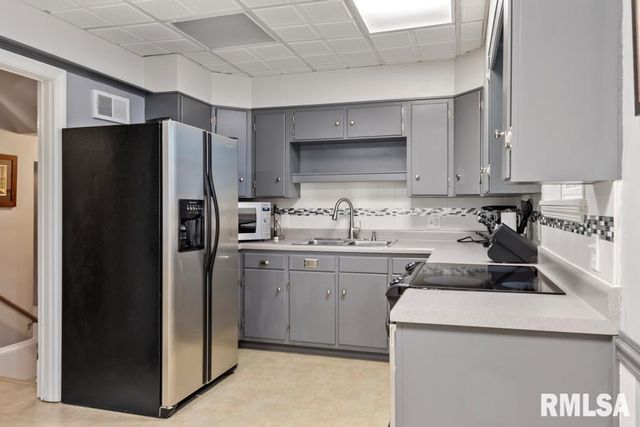 8 DUNCAN Place, Jacksonville, IL 62650